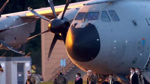 An Bord eines der Flugzeuge war auch Bundesverteidigungsministerin Annegret Kramp-Karrenbauer. Hier auf dem Rollfeld in Wunstorf.