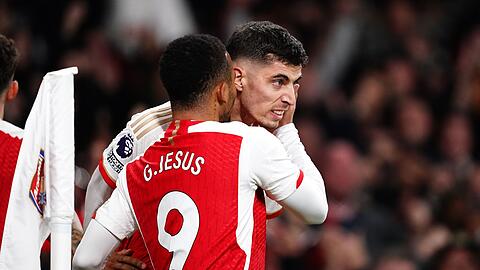Arsenals Kai Havertz (r) feiert mit seinem Mannschaftskameraden Gabriel Jesus.