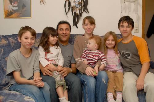 Der Lebensretter im Kreise seiner Familie: Marcel (13), Vanessa (4), Klaus-Peter Habisch, Angelika Ascher, Samuel (11 Monate), Michelle (8) und Sebastian (14)