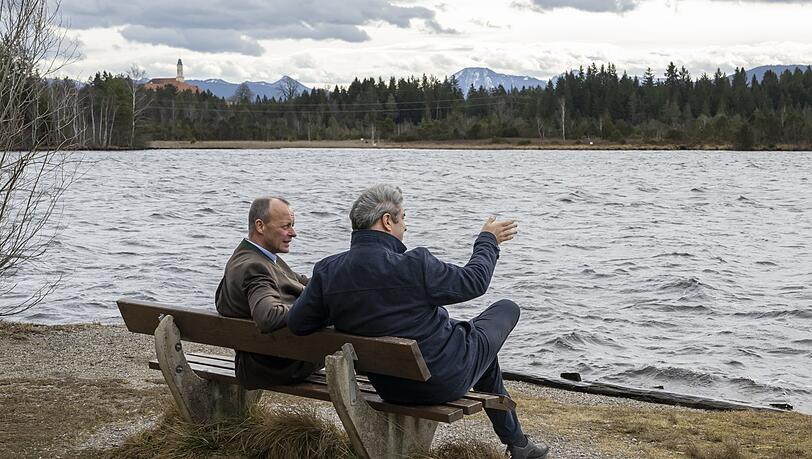 "Was du mit Armin Laschet gemacht hast, das machst du nicht mit mir", soll Friedrich Merz (l.) bei diesem Treffen mit Markus Söder 2022 in Bayern gesagt haben.