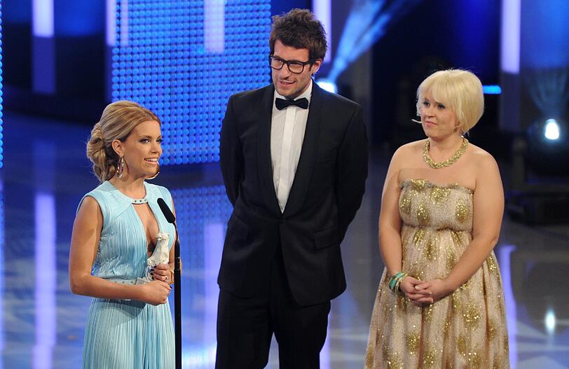 Maite Kelly überreicht Kollegin Sylvie van der Vaart einen Preis.