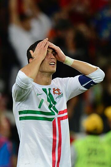 EM 2012: Halbfinalaus gegen Spanien. Wie bitter für Ronaldo - wieder gibt's keinen Titel mit Portugal. Diesmal scheiterte er im Elfmeterschießen an Spanien. Aber Cristiano hat nicht nur die Haare schön, keiner leidet so schön wie der Superstar von Real Madrid.