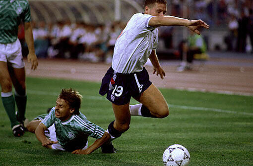 Olaf Thon im Halbfinale gegen Englands Paul Gascoigne.