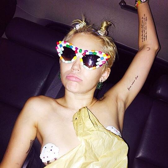 Zwei Eistüten auf den Brüsten, Hanf-Ohrringe, Giraffen-Frisur und ein bisschen Glitter: fertig ist das Kunst-Objekt Miley Cyrus.