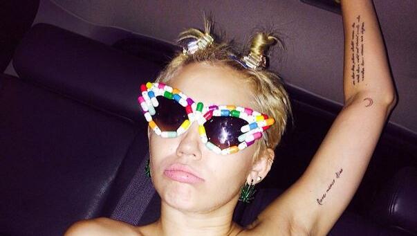 Zwei Eistüten auf den Brüsten, Hanf-Ohrringe, Giraffen-Frisur und ein bisschen Glitter: fertig ist das Kunst-Objekt Miley Cyrus. Zwei Eistüten auf den Brüsten, Hanf-Ohrringe, Giraffen-Frisur und ein bisschen Glitter: fertig ist das Kunst-Objekt Miley Cyrus.
