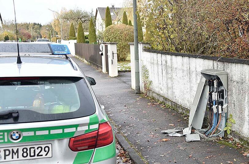 Der Mann fuhr mit seinem Focus erste einen Stromkasten kaputt, danach drehte er sich und landete im gegenüberliegenden Vorgarten.