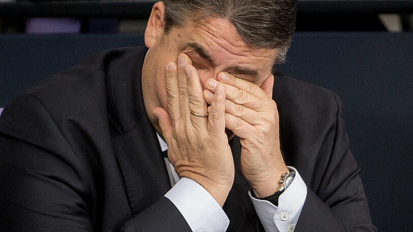 Ermüdende Sitzung: Außenminister Sigmar Gabriel reibt sich im Bundestag die Augen.