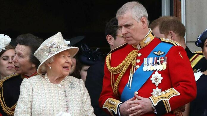 Solche Bilder der Queen und Prinz Andrew gab es seit dem Missbrauchsvorwurf nicht mehr zu sehen. Doch wenn es nach dem Sohn der Queen geht, soll sich das bald ändern.