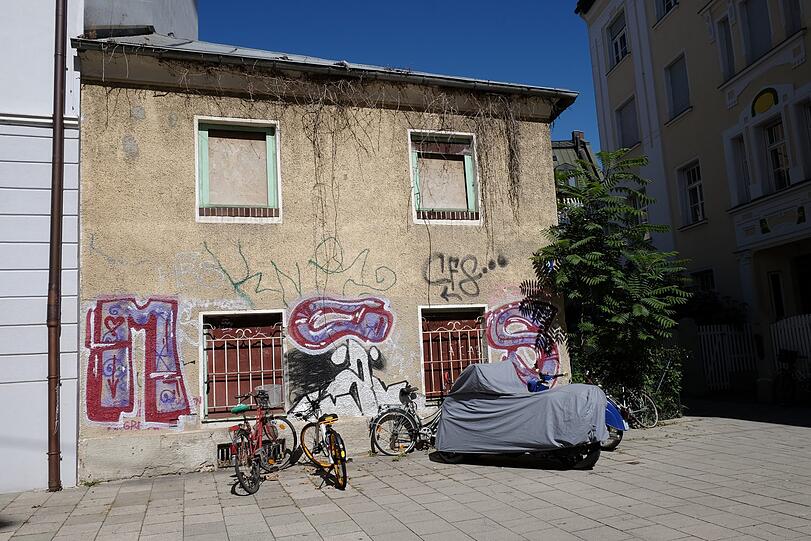 Verrammelt und halb vergammelt: Dieses kleine Vorstadthaus am Preysingplatz steht seit mittlerweile 17 Jahren leer. Inzwischen ist es unbewohnbar.