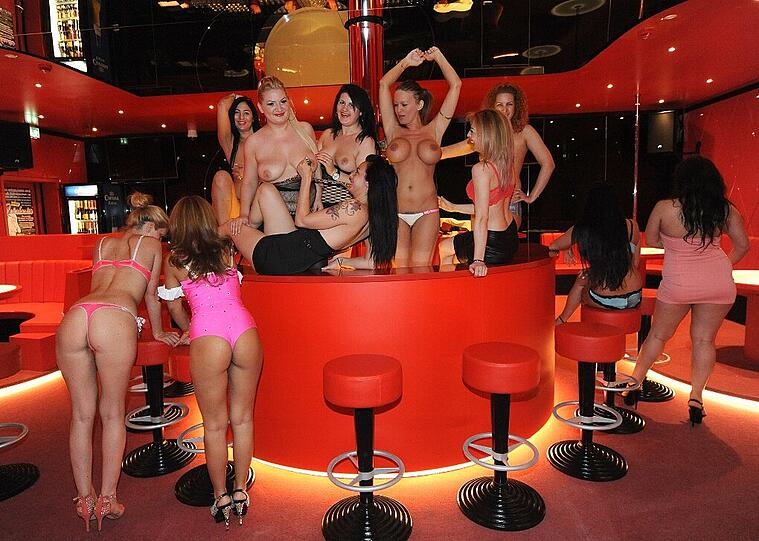 Das Herz des Bordells: Die "Gentleman-Bar" kommt ganz edel daher. Die Mannschaft steht auch schon.