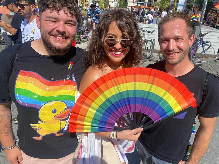 Nick Podstabski , Myriam Zimmermann und Dennis Grün fühlen sich auf der CSD-Parade sicher und haben sehr viel Spaß.