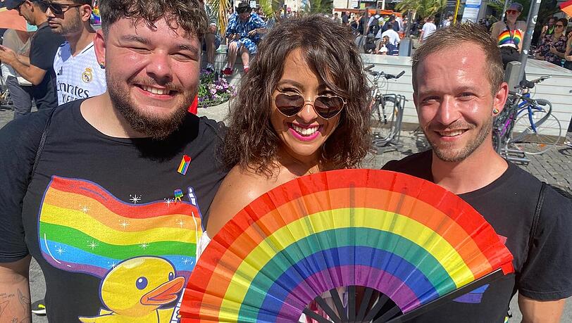 Nick Podstabski , Myriam Zimmermann und Dennis Grün fühlen sich auf der CSD-Parade sicher und haben sehr viel Spaß. Nick Podstabski , Myriam Zimmermann und Dennis Grün fühlen sich auf der CSD-Parade sicher und haben sehr viel Spaß.