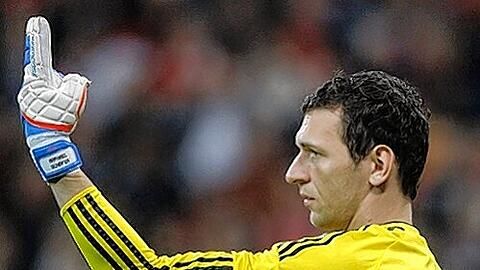 Den Ausfall von BVB-Stürmer  Barrios findet  er durchaus hilfreich: FCN-Keeper Raphael Schäfer .
