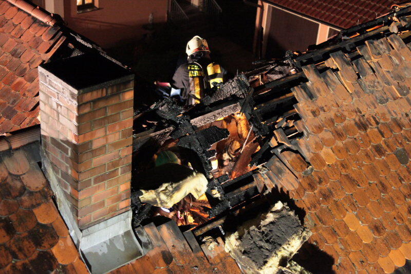 Ein Dachstuhl in Mettenheim steht in Flammen. Die Feuerwehr rückt mitten in der Nacht zum Löschen an. Die Bilder vom Einsatz.