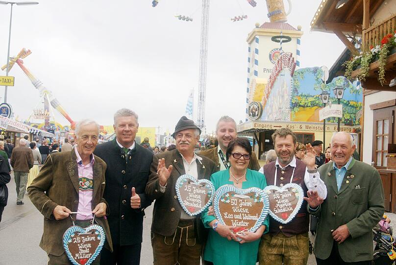 Dieter Reiter (2. v. l.) ehrt: Bodo Müller, Charles Reinbold, Waltraud Winter, Martin Schädlich und Leo Winter.