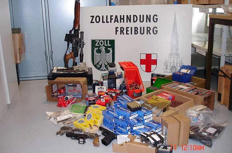 Bei einem Heidelberger wurden zahlreiche Waffen und 13 500 Schuss Munition sichergestellt