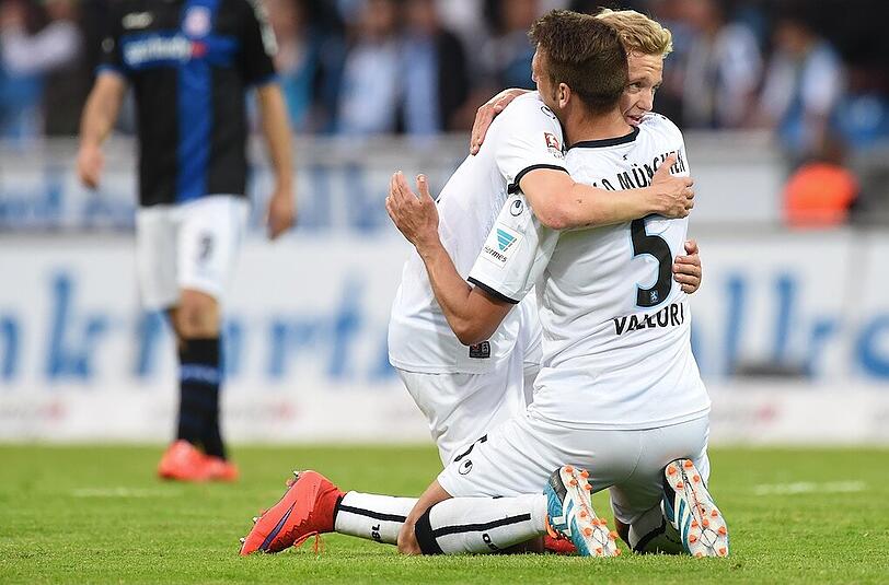 Jubel über das 1:0 in Frankfurt: Der TSV 1860 fährt wichtige drei Punkte im Abstiegskampf ein.