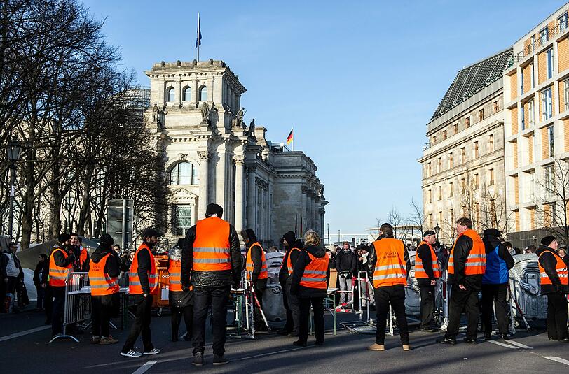 Auch das Sicherheitsaufgebot wurde rund um die Partymeile in der Hauptstatt angehoben.