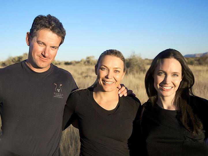 Der Naturschützer Rudie van Vuuren (l), seine Frau Marlice van Vuuren (M) und die US-Schauspielerin Angelina Jolie beim Besuch im Na'ankuse-Wildschutzgebiet.
