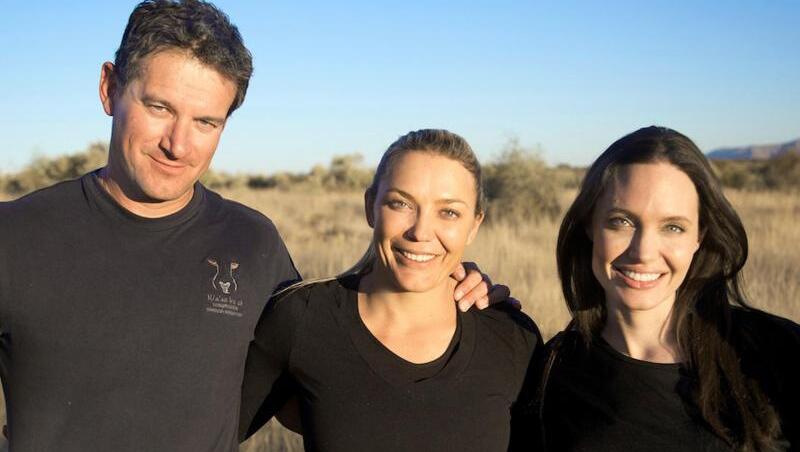 Der Naturschützer Rudie van Vuuren (l), seine Frau Marlice van Vuuren (M) und die US-Schauspielerin Angelina Jolie beim Besuch im Na'ankuse-Wildschutzgebiet. Der Naturschützer Rudie van Vuuren (l), seine Frau Marlice van Vuuren (M) und die US-Schauspielerin Angelina Jolie beim Besuch im Na'ankuse-Wildschutzgebiet.