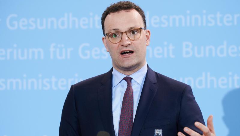 Gesundheitsminister Jens Spahn (CDU) spricht in der Pressekonferenz über die Entscheidung der EMA zum Impfstoff Astrazeneca.