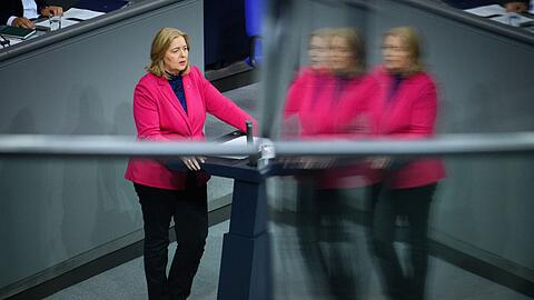 Industriearbeit sei nicht nur ein Selbstzweck, sondern auch ein Sicherheitsfaktor, sagt die Arbeitsministerin.