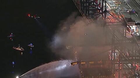 Der Brand unter Deck ist schwer zu bek&auml;mpfen, weil die Hitze f&uuml;r die Einsatzkr&auml;fte zu gro&szlig; ist. Gefahr geht auch von der betroffenen Fracht aus.