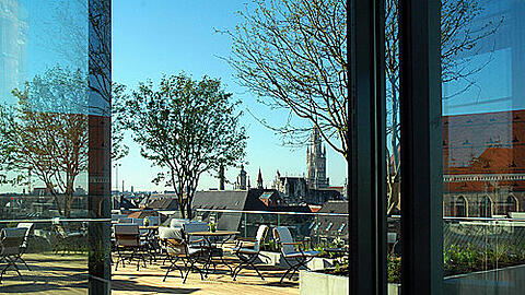 Tolle Aussicht, tolle Location: Die Terrasse des Blue Spa im Bayerischen Hof