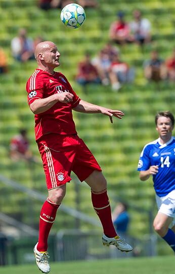 Carsten Jancker nimmt den Ball mit dem Kopf an.