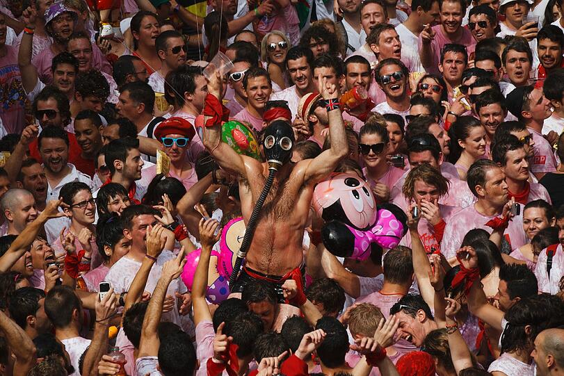 Busen, Bullen und Proteste: Das San Fermines Festival in Pamplona gehört ohne Zweifel zu den wildesten und verrücktesten Volksfesten der Welt - sehen Sie hier die besten Bilder.