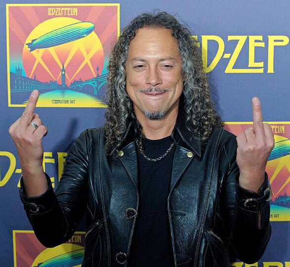 ...mal mit einer weniger freundlichen Geste. Mit 50 - Jahren ist er auch schon eine lebende Metal- Legende.