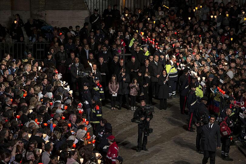 Gläubige beten gemeinsam mit dem Papst den Kreuzweg - die Bilder.