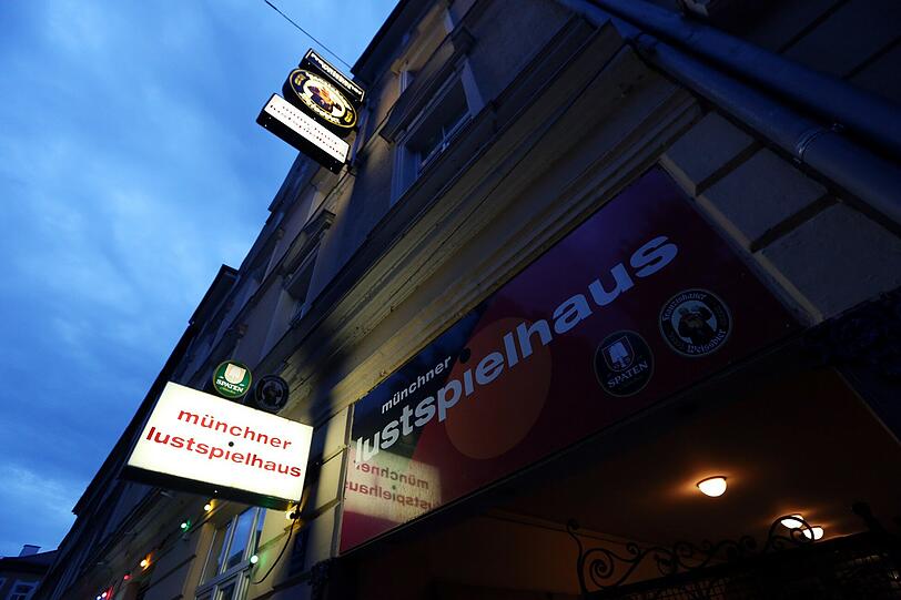 So leuchtet es in der Occamstraße: das Lustspielhaus.