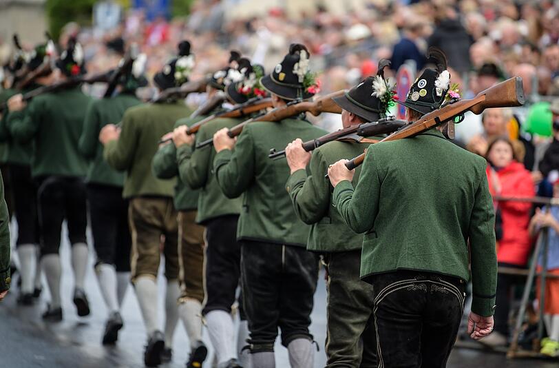 So ein Glück! Rechtzeitig zu Beginn des traditionellen Trachten- und Schützenzuges kam am Sonntag die Sonne raus.