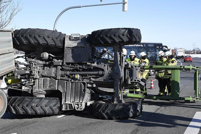 Am Freitagmorgen ist ein Traktor bei Unterföhring umgestürzt und auf der Seite liegen geblieben.