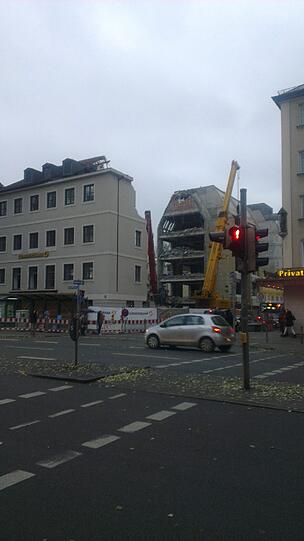 Zwsichen Giselastraße und Hohenzollernstraße siegt die Leopoldstrasse gar nicht mehr nach Prachtmeile aus.