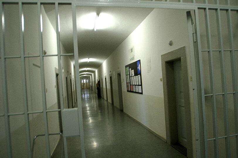 Ein Häftling hat aus Frust über seinen Arrest das Bett seiner Zelle angezündet. (Archivbild)