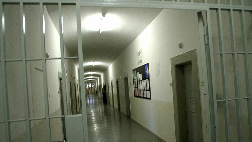 Ein Häftling hat aus Frust über seinen Arrest das Bett seiner Zelle angezündet. (Archivbild) Ein Häftling hat aus Frust über seinen Arrest das Bett seiner Zelle angezündet. (Archivbild)