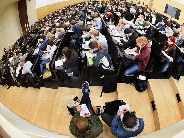 Studierende sitzen in einem Hörsaal. Foto: Waltraud Grubitzsch/dpa-Zentralbild/dpa/Symbolbild