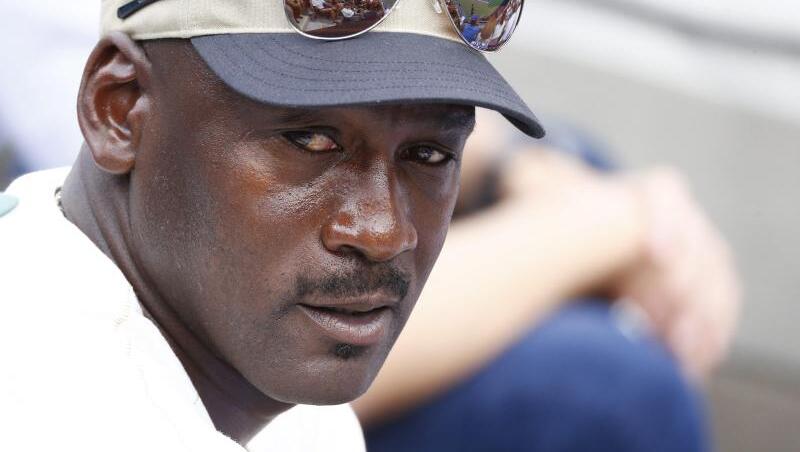 Michael Jordan will in den kommenden zehn Jahren mit einer Spende über insgesamt 100 Millionen Dollar den Kampf gegen Rassismus vorantreiben. Michael Jordan will in den kommenden zehn Jahren mit einer Spende über insgesamt 100 Millionen Dollar den Kampf gegen Rassismus vorantreiben.