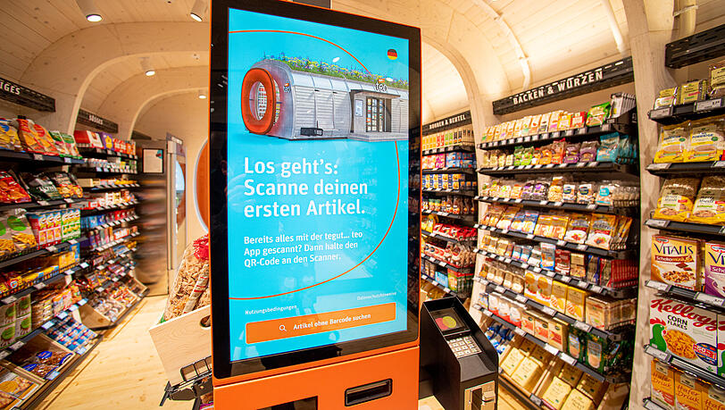 "Scanne deinen ersten Artikel": Display in einem digitalen Tegut-Markt. "Scanne deinen ersten Artikel": Display in einem digitalen Tegut-Markt.