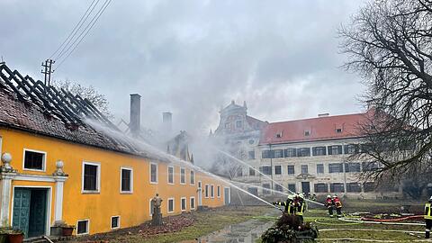 Feuerwehrleute löschen einen Brand im Schloss Oberköllnbach.