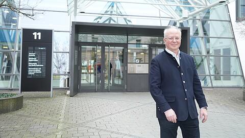Gerhard Benedikt ist der Leiter Standesamtes München. Seit den 80ern führt er Trauungen durch. Hier an der Ruppertstraße 11 haben sich schon viele Münchner Paare in die Ehe führen lassen. Der Eingang mit dem Glasdach ist auf Tausenden Hochzeitsfotos zu sehen.
