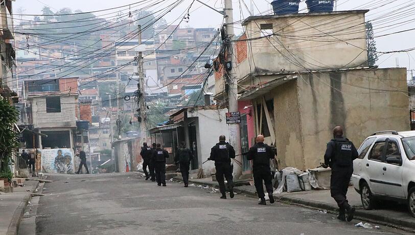 Polizisten und Kriminelle lieferten sich stundenlange Gefechte. Polizisten und Kriminelle lieferten sich stundenlange Gefechte.