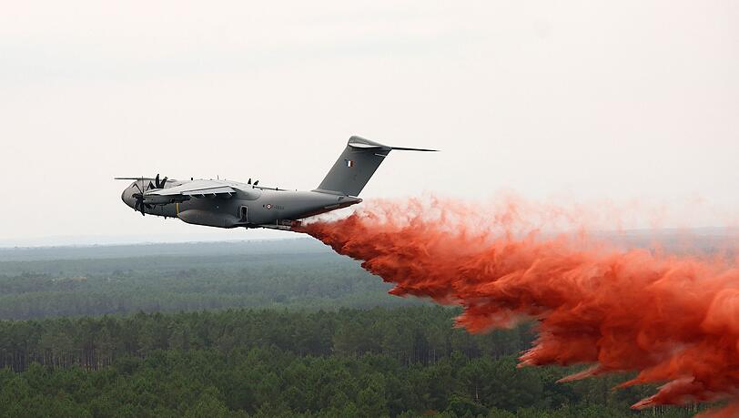 Ein Airbus A400M wirft Löschmittel über dem Waldbrand nahe Lacanau ab. Ein Airbus A400M wirft Löschmittel über dem Waldbrand nahe Lacanau ab.