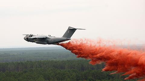 Ein Airbus A400M wirft L&ouml;schmittel &uuml;ber dem Waldbrand nahe Lacanau ab.