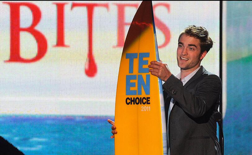 Am Wochenende wurden in L.A. die Teen Choice Awards vergeben. Ganz dem Namen entsprechend wählen Teenies dafür ihre Helden. Und die kliegen dann ein Sufbrett als Preis... Hier: Ein glücklicher Robert Pattinson ("Twilight").