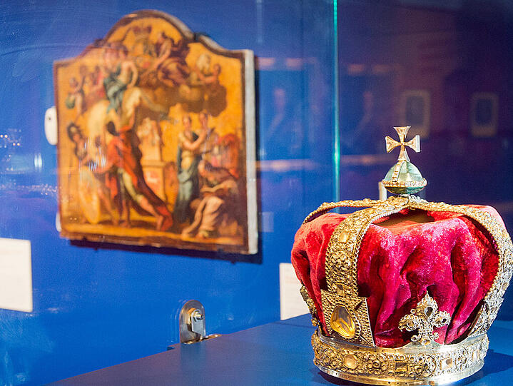Die Karkasse der Staatskrone Georg I. (1715) - Teil der britischen Kronjuwelen - steht in einer Vitrine in der Niedersächsischen Landesausstellung «Hannovers Herrscher auf Englands Thron 1714-1837» im Landesmuseum in Hannover.