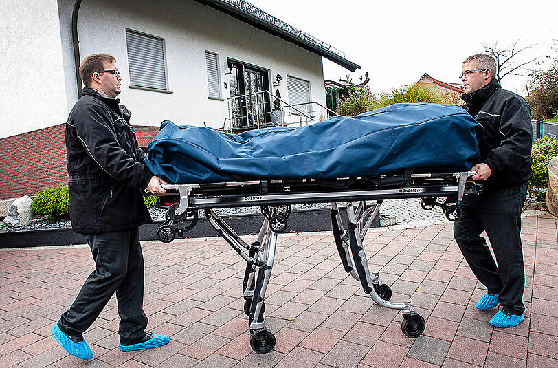 Die Leiche des Mannes wird abtransportiert. Zuvor wurde er von seiner eigenen Tochter niedergestochen.