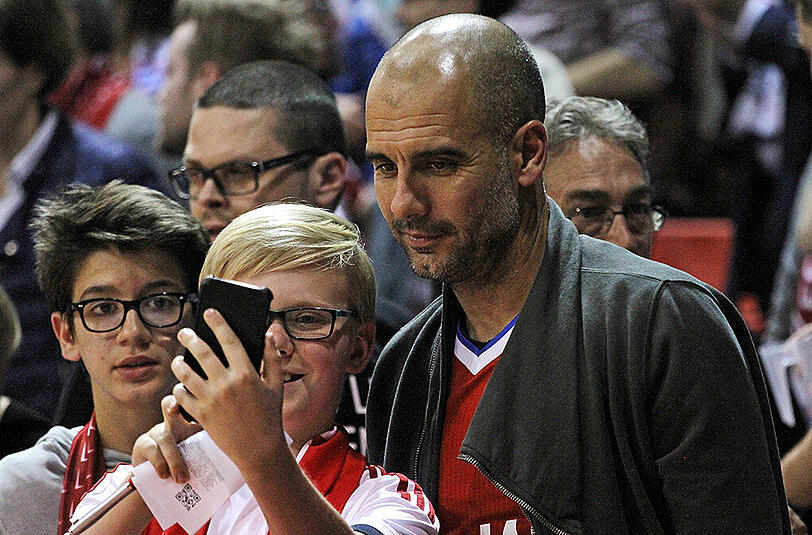 Am Mittwochabend waren Pep Guardiola und Uli Hoeneß zu Gast im Audi Dome. Verhindern konnten sie die Niederlage des FC Bayern aber nicht - gegen die Brose Baskets aus Bamberg liegen die Münchner nun 0:2 zurück.